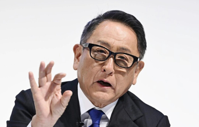 El presidente de Toyota, Akio Toyoda, habla durante una rueda de prensa en Tokio el 3 de junio de 2024. (Kazushi Kurihara/Kyodo News vía AP)