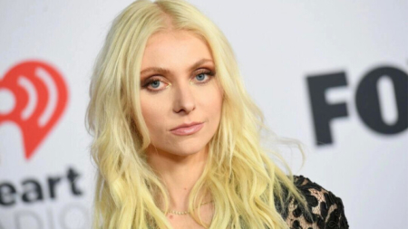 La cantante Taylor Momsen, es mordida por un murciélago en pleno escenario en España