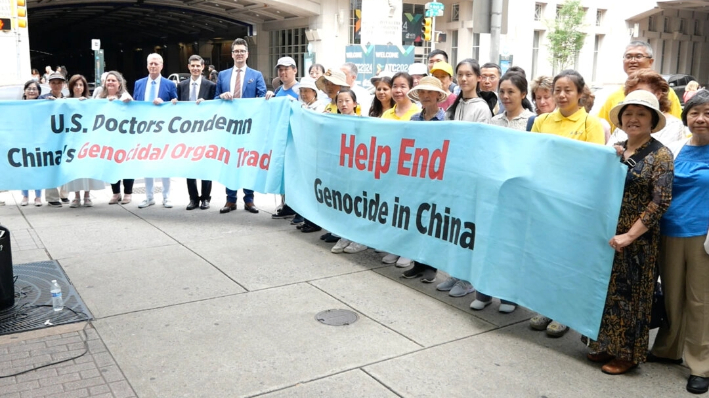 Concentración frente al Congreso Americano de Trasplantes (ATC) 2024 en Filadelfia, el 2 de junio de 2024, para pedir el fin de la extracción forzosa de órganos en China. (Andrew Li/The Epoch Times)