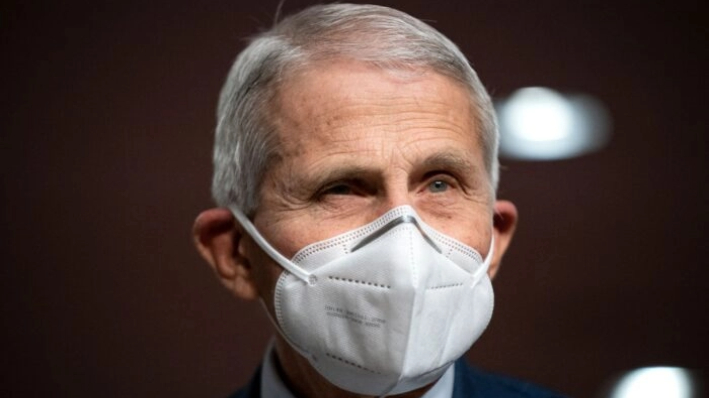 El Dr. Anthony Fauci, principal asesor médico del presidente Joe Biden y director del Instituto Nacional de Alergias y Enfermedades Infecciosas, se prepara para testificar ante un panel del Senado en Washington el 11 de enero de 2022. (Greg Nash/Pool/AFP vía Getty Images)