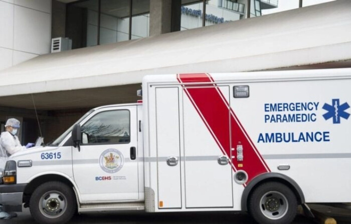 Un paramédico de una ambulancia de B.C. en el exterior de un hospital de Vancouver. (The Canadian Press/Jonathan Hayward)