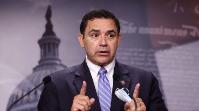 El representante Henry Cuellar (D-Texas) habla con los periodistas en Washington. (archivo, Kevin Dietsch/Getty Images)