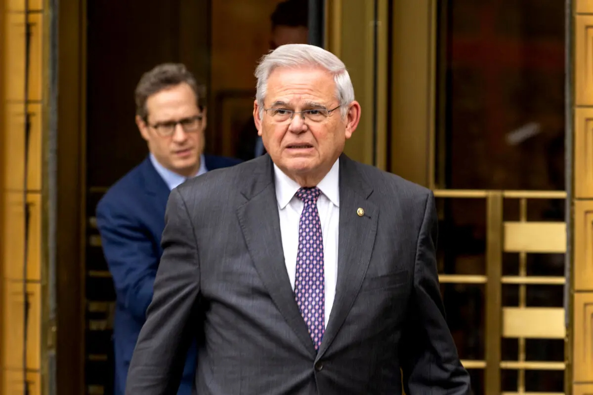 El senador Bob Menendez (D-N.J.) sale del Tribunal Federal de Manhattan, en Nueva York, el 14 de mayo de 2024. (Alex Kent/AFP vía Getty Images)