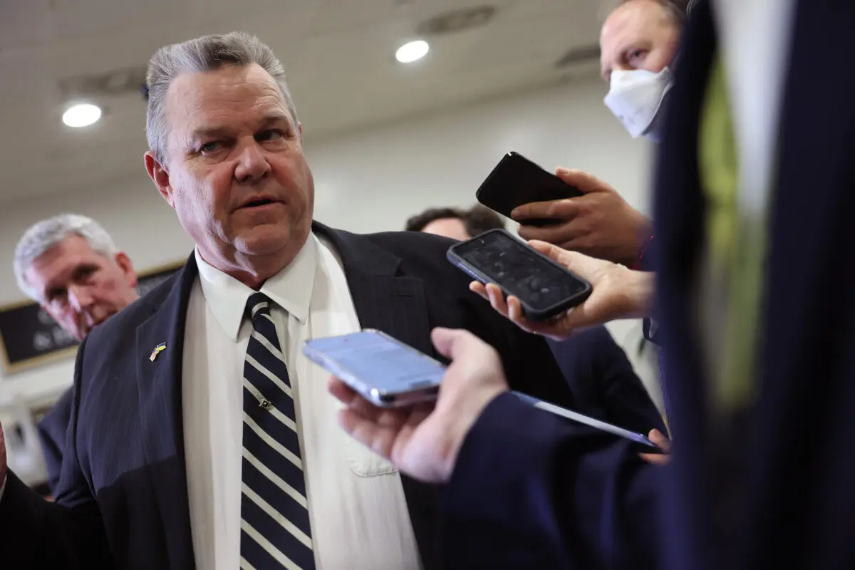 El senador Jon Tester habla con los periodistas a la salida de una sesión informativa del Senado sobre China, en el Capitolio de Washington, el 15 de febrero de 2023. (Kevin Dietsch/Getty Images)