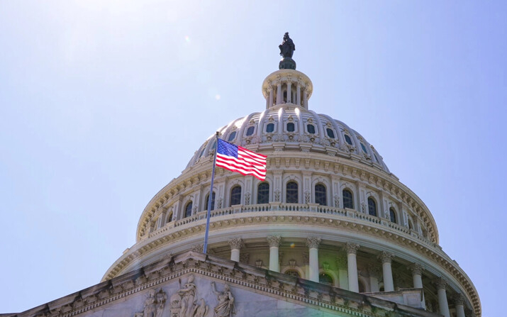 Una bandera de Estados Unidos ondea en el Capitolio de EE.UU., el 13 de mayo de 2024. (Lei Chen/NTD)