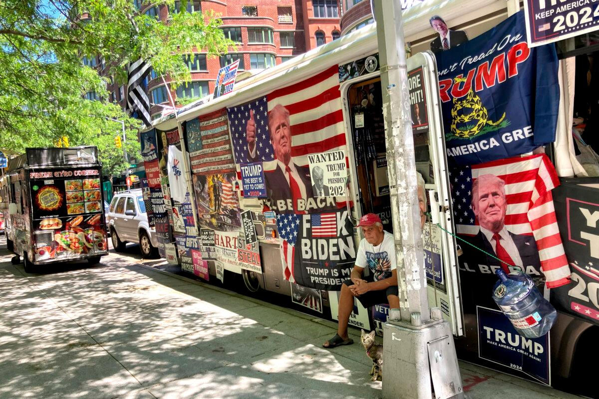 Rocky Granata sentado en la puerta de su autobús en Nueva York el 24 de mayo de 2024. (Karen Matthews/Foto AP)