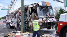 Choca autobús de partidarios de Trump cargado con mercancía de MAGA en Nueva York