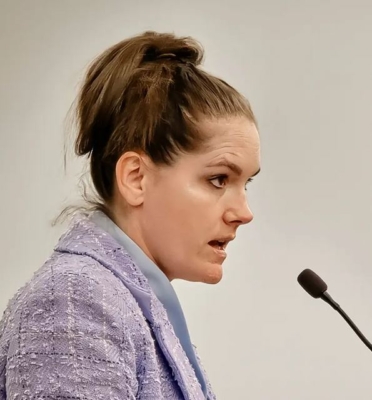 La abogada defensora Brenna Larkin se dirige a un testigo en la Corte Superior del Condado de Santa Cruz en Nogales, Arizona, el 18 de abril de 2024. (Allan Stein/The Epoch Times)