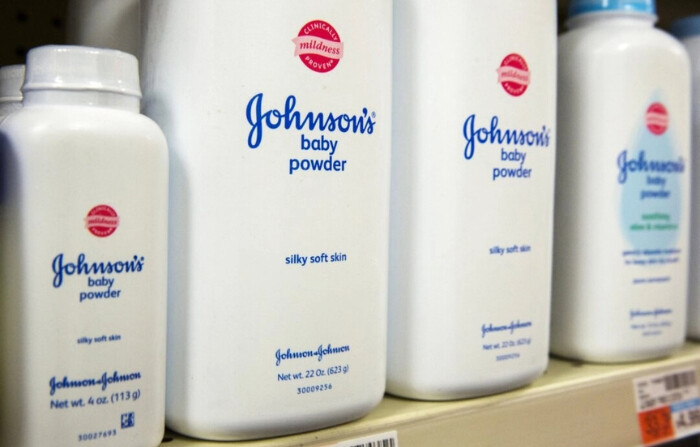 Botellas de talco para bebés de Johnson & Johnson en un estante de una farmacia en Nueva York el 15 de octubre de 2015. (Lucas Jackson/Reuters)