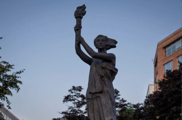 Un grupo de personas conmemora la masacre de la plaza de Tiananmen del 4 de junio de 1989 en el Monumento a las Víctimas del Comunismo de Washington el 3 de junio de 2024. (Madalina Vasiliu/The Epoch Times)