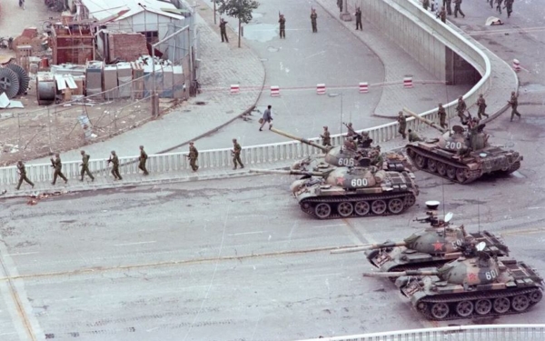 Tanques en una calle de Beijing dos días después de la represión de las protestas prodemocráticas en la plaza de Tiananmen. (David Turnley/Getty Images)