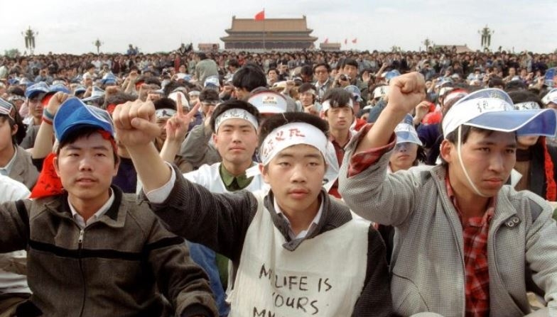 Estudiantes de la Universidad de Beijing se reúnen con otras miles de personas durante una gran manifestación en la plaza de Tiananmen mientras inician una huelga de hambre como parte de la protesta masiva prodemocracia contra el régimen chino el 18 de mayo de 1989. (Catherine Henriette/AFP/Getty Images)