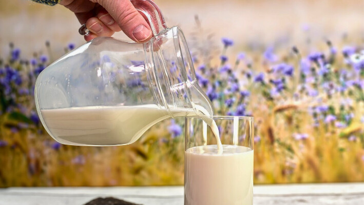 Una persona virtiendo leche en un vaso, imagen ilustrativa: (Pixabay/ congerdesign). 