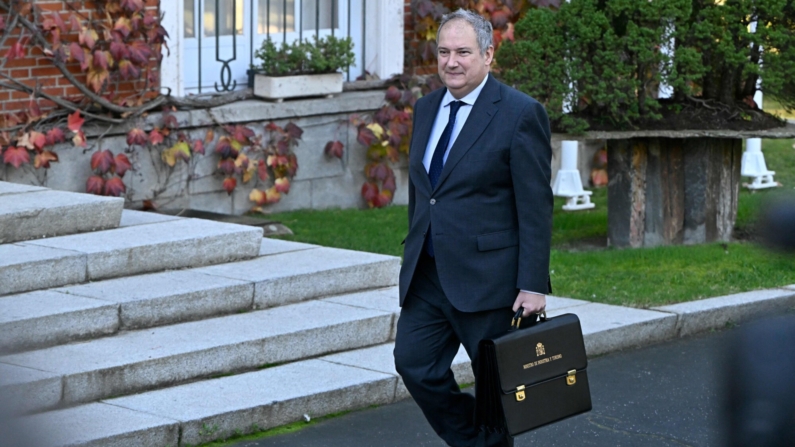 El ministro español de Industria, Comercio y Turismo, Jordi Hereu, llega antes de la primera reunión semanal del gabinete del nuevo Gobierno, en el Palacio de La Moncloa de Madrid, el 22 de noviembre de 2023. (Foto de JAVIER SORIANO / AFP) 