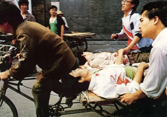 Un conductor de rickshaw lleva a pie a los heridos a un hospital cercano de Beijing tras ser atacados por soldados chinos en la Plaza de Tiananmen el 4 de junio de 1989. (Liu Heung Shing/Foto AP)