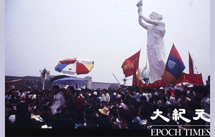 Manifestantes pacíficos se reúnen ordenadamente en torno a la estatua de la Diosa de la Democracia en la plaza de Tiananmen en vísperas del 4 de junio de 1989. (Cortesía de Liu Jian/The Epoch Times)