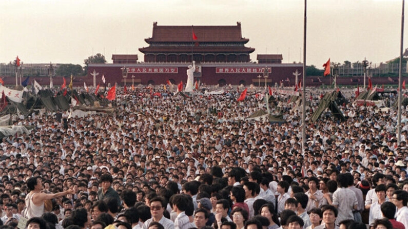 Cientos de miles de chinos se reúnen en la plaza de Tiananmen en torno a una réplica de 10 metros de la Estatua de la Libertad (centro), llamada la Diosa de la Democracia, el 2 de junio de 1989. (Catherine Henriette/AFP vía Getty Images)