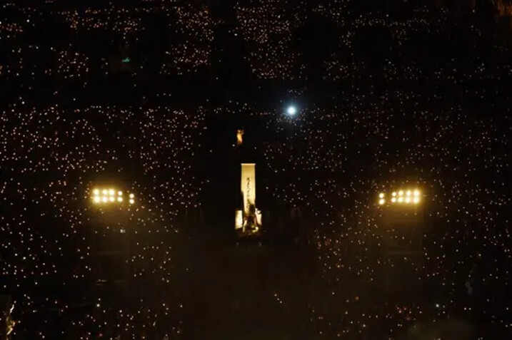 Los participantes sostienen velas mientras se ve la estatua de la Diosa de la Democracia (centro) en el Parque Victoria de Hong Kong el 4 de junio de 2017, durante una vigilia con velas para conmemorar el 28 aniversario de la represión de Tiananmen de 1989 en Beijing. (Anthony Wallace/AFP vía Getty Images)