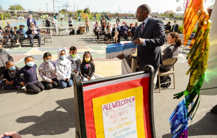 El superintendente de escuelas Tony Thurmond lee el libro "Red: A Crayon's Story" a estudiantes de segundo grado en la escuela primaria Nystrom en Richmond, California, el 17 de mayo de 2022. (Justin Sullivan/Getty Images)