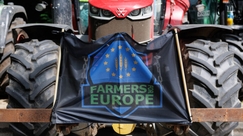 Esta foto tomada en Bruselas el 4 de junio de 2024 muestra un cartel en el que se lee «Farmers for europe» sobre un tractor durante una manifestación convocada por Farmers Defence Force para protestar contra la normativa europea. (Simon Wohlfahrt/AFP vía Getty Images)
