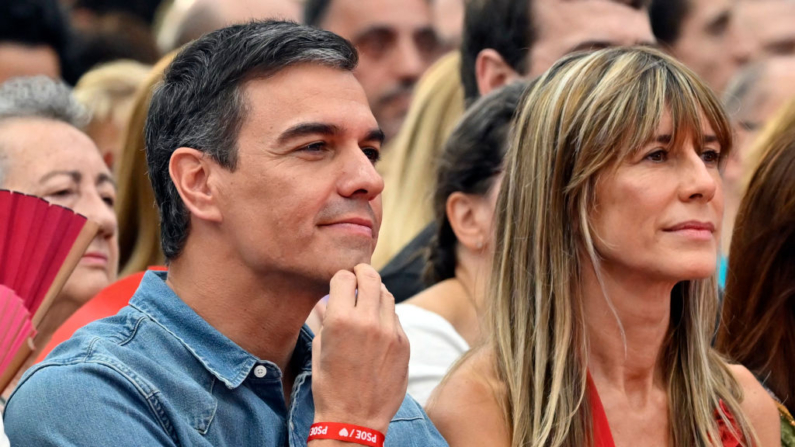 El presidente del gobierno español, Pedro Sánchez (i) y su esposa Begoña Gómez asisten al mitin de cierre de campaña en Getafe, a las afueras de Madrid, el 21 de julio de 2023. (Javier Soriano/AFP vía Getty Images)