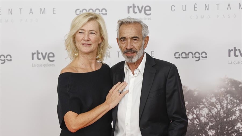 La actriz Ana Duato y el actor Imanol Arias posan durante el pase gráfico del preestreno del último capítulo de la temporada 23 de ‘Cuéntame cómo pasó’. EFE/ Rodrigo Jiménez