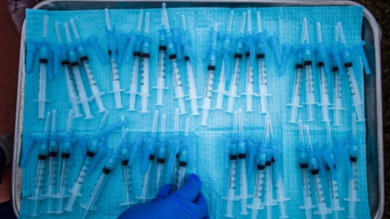 Un trabajador de la salud alcanza una vacuna contra COVID-19 en un centro de vacunación en Los Ángeles, el 16 de febrero de 2021. (Apu Gomes/AFP vía Getty Images)