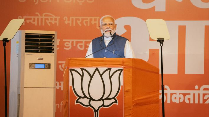 El primer ministro de la India, Narendra Modi, se dirige a sus seguidores tras el anuncio de los resultados electorales en la sede de su partido, el 04 de junio de 2024 en Nueva Delhi, India. (Elke Scholiers/Getty Images)