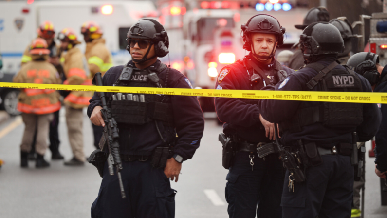 Imagen de archivo. Elementos de Departamento de policía de Nueva York en actividades de seguridad después de un tiroteo.(Spencer Platt/Getty Images)