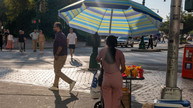 Una vendedora vende fruta cerca de Battery Park en Manhattan el 06 de septiembre de 2023 en Nueva York. Se espera que la ciudad de Nueva York y gran parte de la Costa Este registren temperaturas en torno a los 90 grados al menos hasta el jueves. (Spencer Platt/Getty Images)