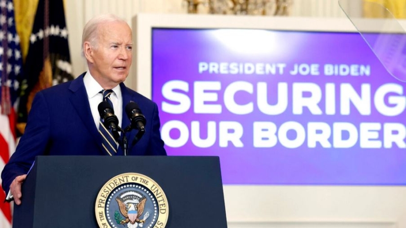 El presidente Joe Biden pronuncia un discurso en la Sala Este de la Casa Blanca el 4 de junio de 2024, sobre una orden ejecutiva que limita el asilo. (Kevin Dietsch/Getty Images)