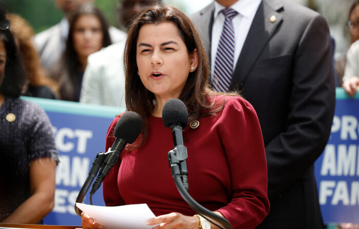 La representante Nanette Barragán (D-CA), presidenta del Grupo Hispano del Congreso, habla junto a otros legisladores y defensores de la inmigración durante una conferencia de prensa sobre la protección de los residentes indocumentados a largo plazo, fuera del Capitolio de EE.UU. el 08 de mayo de 2024 en Washington, DC. (Kevin Dietsch/Getty Images)