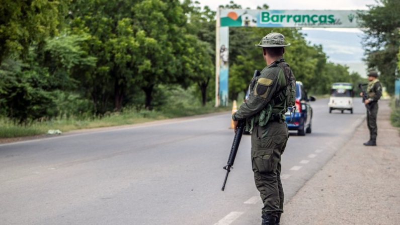 Miembros del Ejército colombiano montan guardia en un puesto de control en Barrancas, La Guajira, Colombia, el 6 de noviembre de 2023. (Lismari Machado/AFP vía Getty Images)
