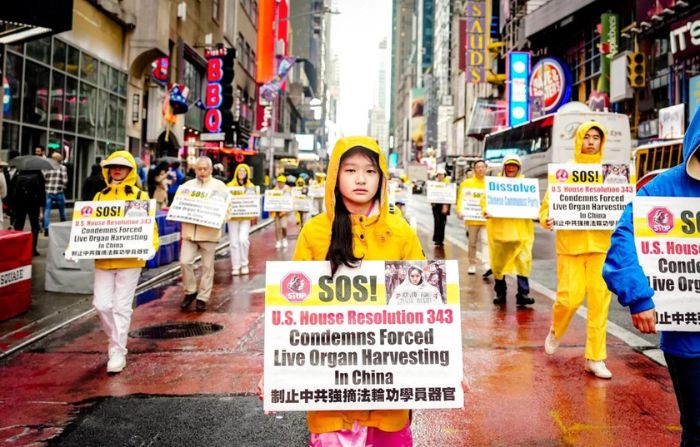 Practicantes de Falun Dafa participan en un desfile para celebrar el Día Mundial de Falun Dafa y pedir el fin de la persecución en China, en la ciudad de Nueva York el 10 de mayo de 2024. (Samira Bouaou/La Gran Época)