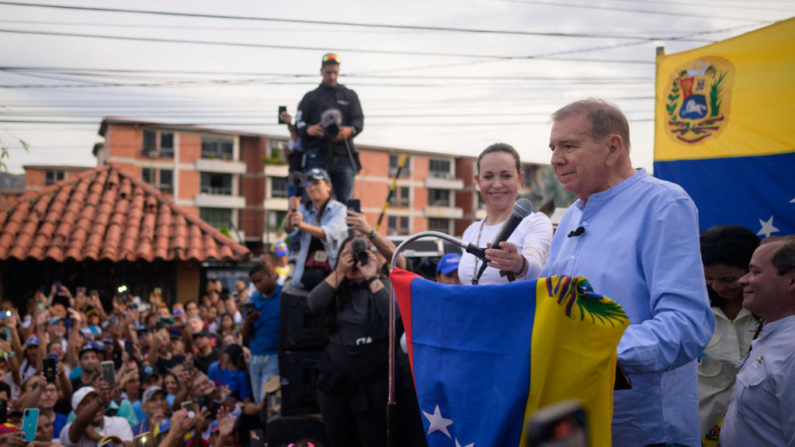 El candidato presidencial de la oposición venezolana por el partido Plataforma Unitaria Democrática, Edmundo González Urrutia (d), habla junto a la líder opositora venezolana María Corina Machado (2a d) durante un acto de campaña en Guatire, estado Miranda, Venezuela, el 31 de mayo de 2024. (Gabriela Oraa/AFP vía Getty Images)