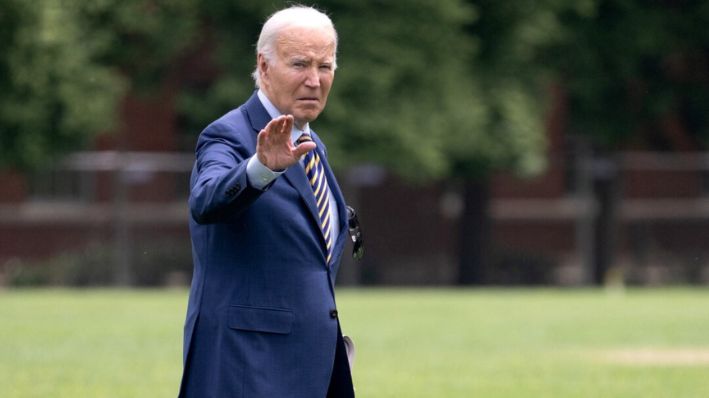 El presidente Joe Biden saluda mientras camina hacia el Marine One cuando parten de Fort McNair en Washington, el 24 de mayo de 2024. (Saul Loeb/AFP vía Getty Images)
