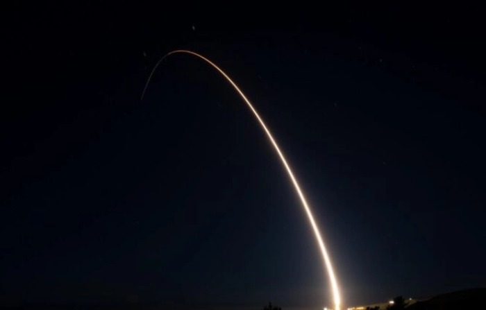 Un equipo de aviadores del Comando de Ataque Global de la Fuerza Aérea lanza un misil balístico intercontinental Minuteman III desarmado equipado con un vehículo de reentrada de prueba desde la Base de la Fuerza Espacial Vandenberg, California, a las 11:01 p.m. PST, el 9 de febrero de 2023. (Aerotécnico de primera clase Landon Gunsauls/Fuerza Aérea de EE.UU.)