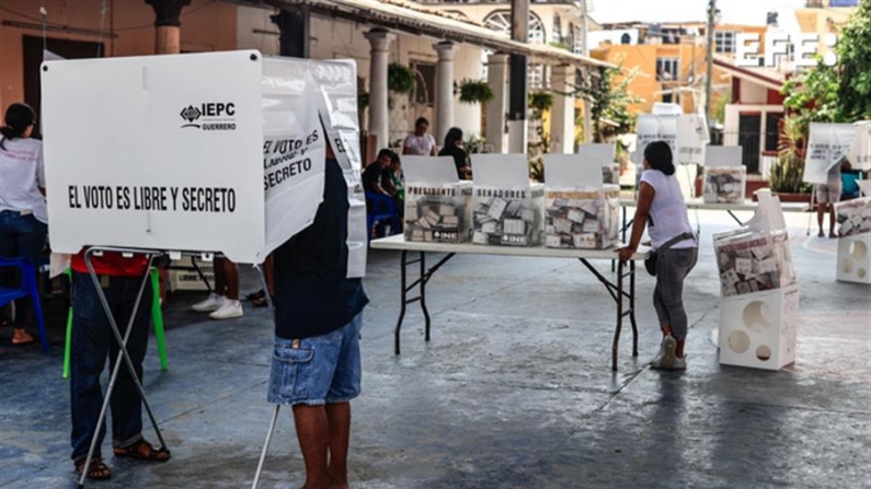 Ciudadanos emiten su voto en las elecciones generales mexicanas el domingo 2 de junio de 2024, en un colegio electoral, en el municipio de Coyuca de Benítez, en Guerrero (México). EFE/David Guzmán