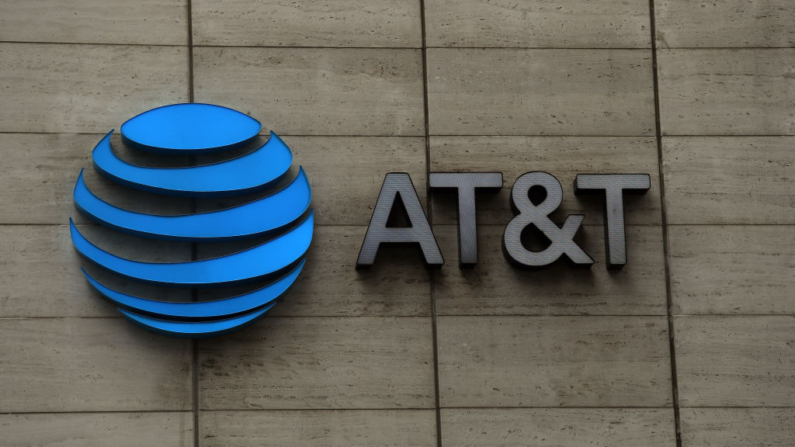 El logotipo de AT&T en el exterior de la sede corporativa de AT&T el 13 de marzo de 2020 en Dallas, Texas. (Ronald Martinez/Getty Images)