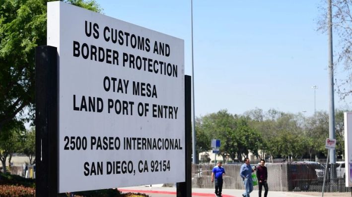 La gente ingresa a Estados Unidos por el puerto de entrada de Otay Mesa en la frontera entre Estados Unidos y México en San Diego, California, el 8 de junio de 2019. (Frederic J. Brown/AFP vía Getty Images)