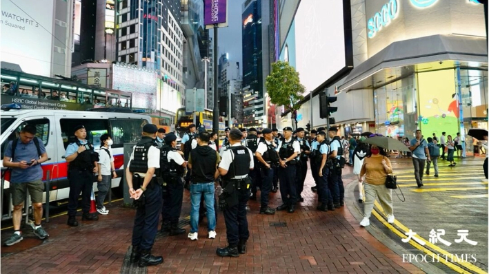 La policía de Hong Kong desplegó un gran número de agentes en Causeway Bay la noche del 3 de junio de 2024. (Kiri Choy/The Epoch Times)