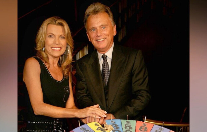 Pat Sajak y la modelo Vanna White cortan la tarta en la celebración del 25 aniversario del concurso de televisión "Wheel of Fortune" en el Radio City Music Hall de Nueva York el 27 de septiembre de 2007. (Astrid Stawiarz/Getty Images)