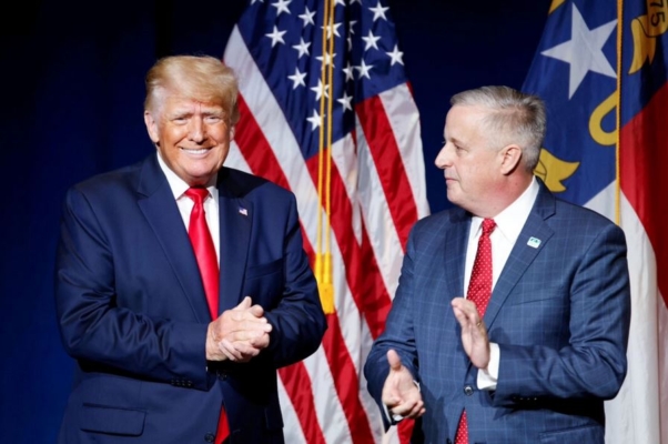 El expresidente de Estados Unidos Donald Trump es presentado por el presidente del Partido Republicano de Carolina del Norte, Michael Whatley, antes de hablar en la cena de la convención del Partido Republicano de Carolina del Norte en Greenville, Carolina del Norte, el 5 de junio de 2021. (Jonathan Drake/Reuters)