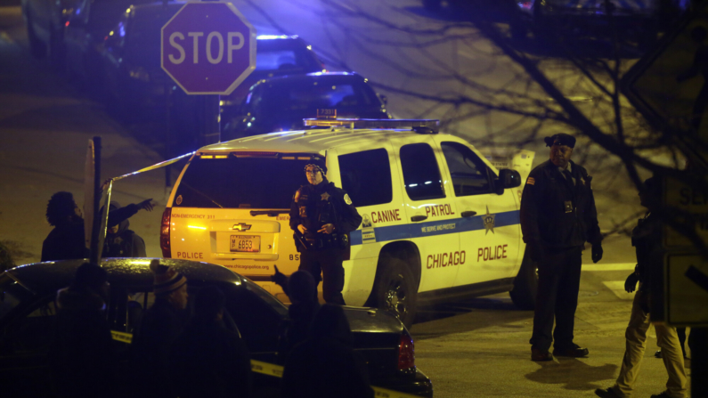 Imagen de archivo: os oficiales de policía se encuentran fuera del Hospital Mercy después de que un hombre armado disparara a varias personas el 19 de noviembre de 2018 en Chicago, Illinois. Cinco personas fueron heridas, incluyendo a un oficial de policía y al propio atacante. (Joshua Lott/Getty Images)