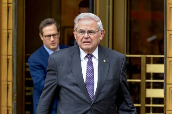 El senador demócrata Bob Menendez sale de la Corte Federal de Manhattan, en Nueva York, el 14 de mayo de 2024. (Alex Kent/AFP vía Getty Images)