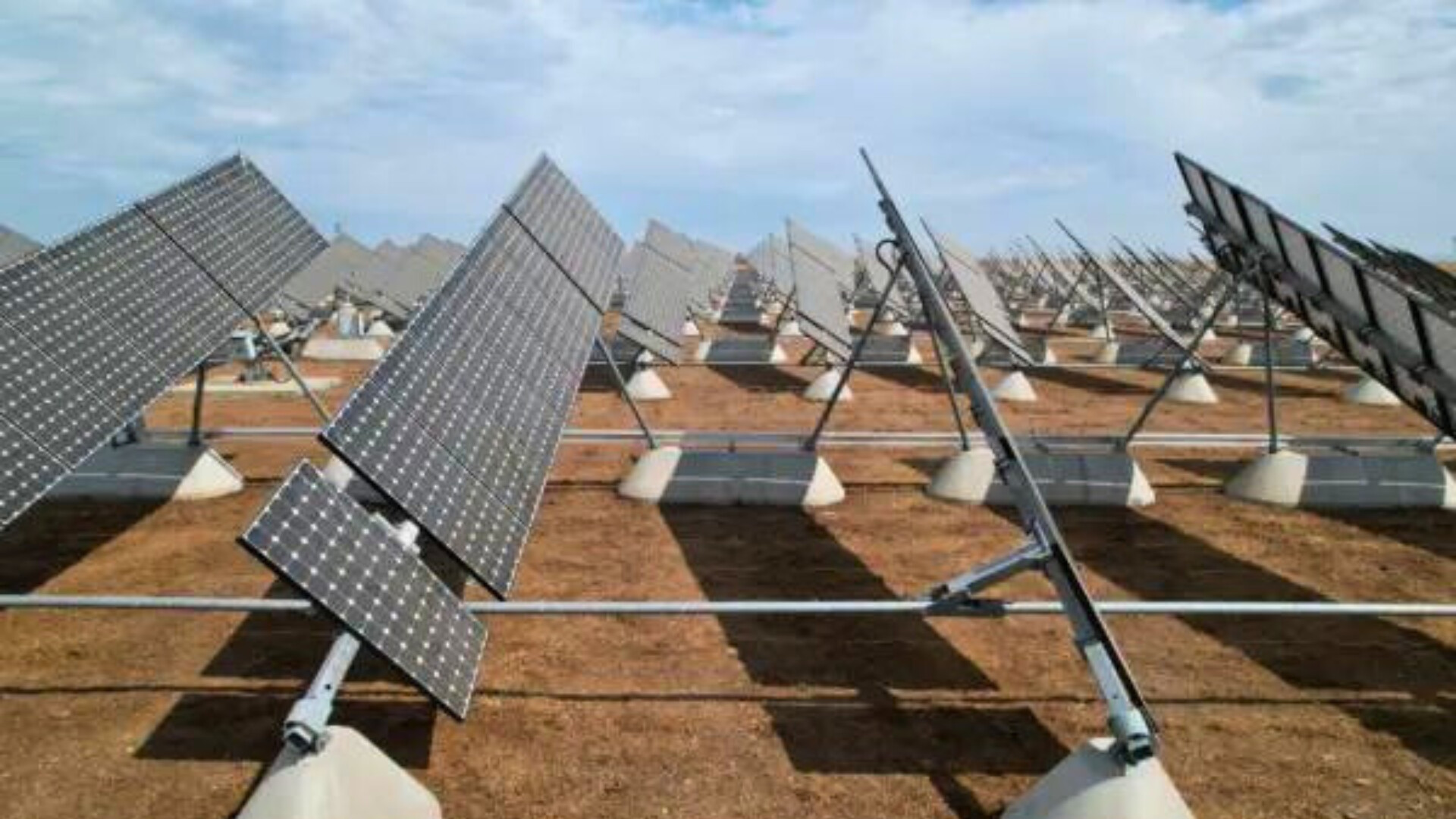 Se instalan paneles solares en el parque solar de la Universidad de California, Merced, en Merced, California, el 17 de agosto de 2022. 