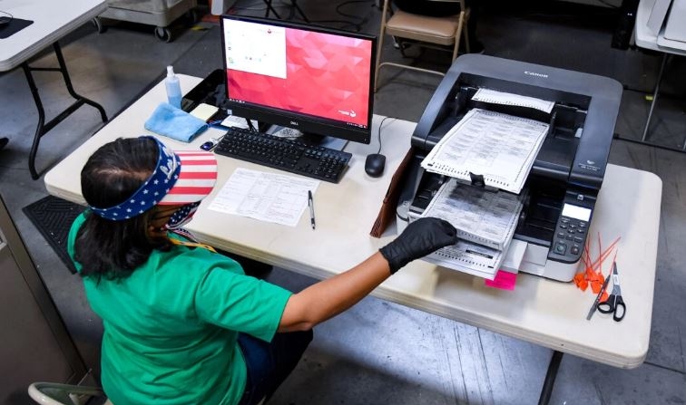 Un trabajador electoral del condado de Clark escanea las papeletas de voto por correo en el Departamento Electoral del Condado de Clark en North Las Vegas, Nevada, el 7 de noviembre de 2020. (Ethan Miller/Getty Images)