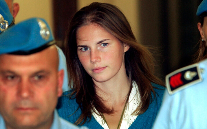 Amanda Knox es escoltada por agentes de la policía penitenciaria italiana hasta el tribunal de Perugia, Italia, el 26 de septiembre de 2008. (Pier Paolo Cito/AP)
