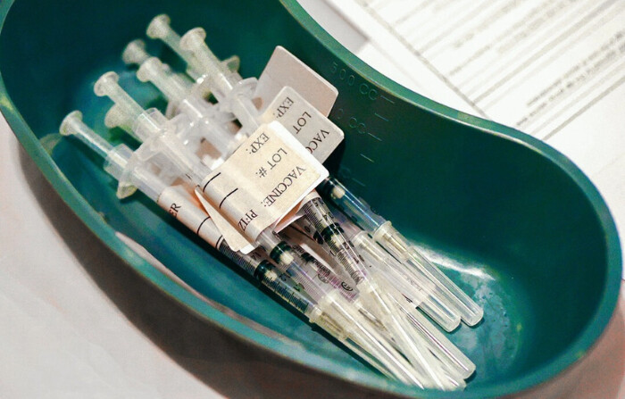 Jeringuillas llenas de vacunas contra COVID-19 sobre una mesa en una clínica de vacunación contra COVID-19 en una imagen de archivo. (Justin Sullivan/Getty Images)