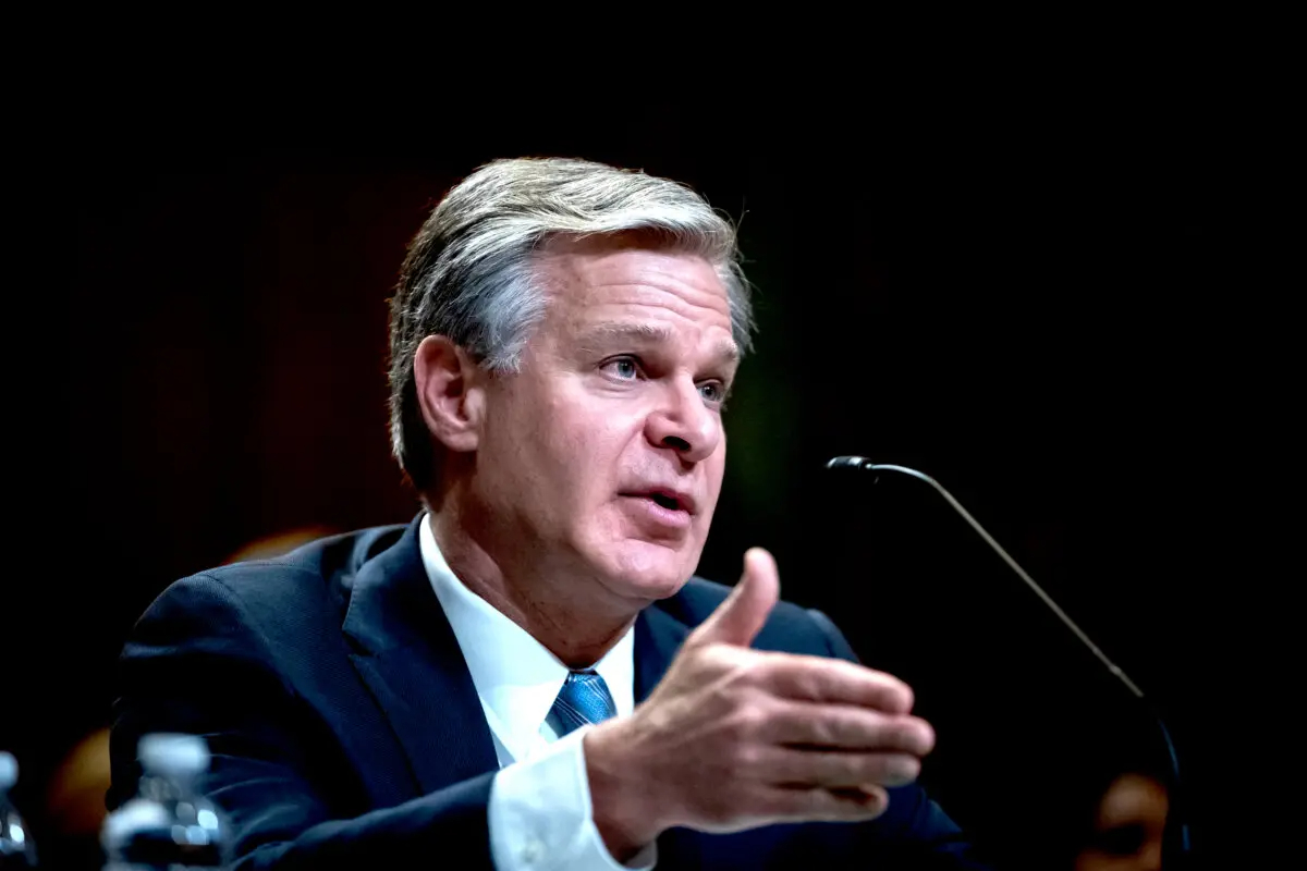 El director del FBI, Christopher Wray, declara sobre las necesidades presupuestarias de la agencia durante una audiencia del Comité de Asignaciones del Senado en Washington, el 4 de junio de 2024. (Allison Bailey/Middle East Images vía AFP vía Getty Images)